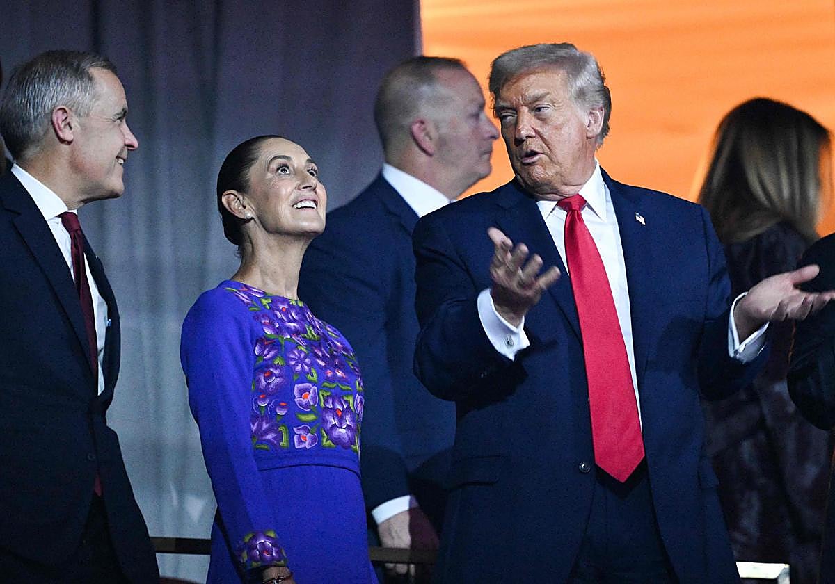 Claudia Sheinbaum, Donald Trump y Mark Carney conversan durante la ceremonia del sorteo del Mundial de fútbol 2026