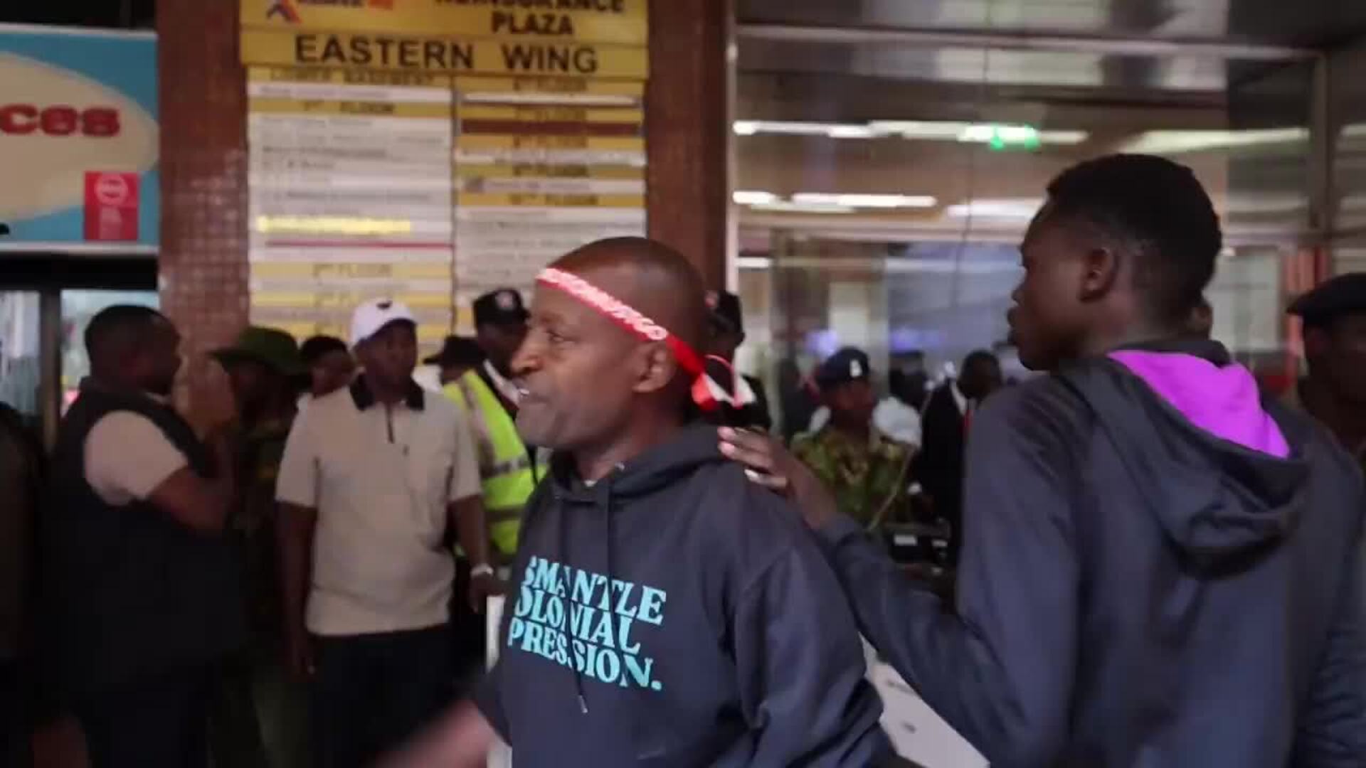 Activista kenianos protestan en Nairobi para apoyar las manifestaciones en Tanzania