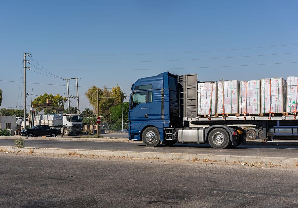 Camiones con ayuda humanitaria regresan desde el paso fronterizo del Puente del Rey Hussein.
