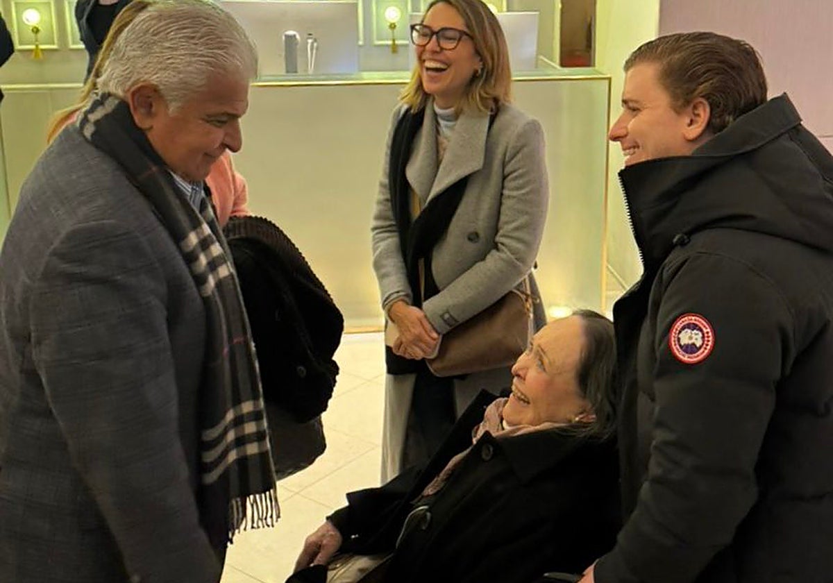 La madre de María Corina Machado, Corina Parisca, en Oslo, conversa con el presidente Mulino de Panamá, ante la mirada de su otra hija, Clara, y uno de sus nietos