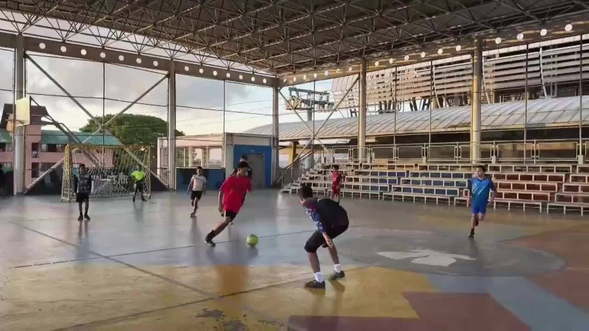 Caracas sigue su ritmo mientras crece la expectativa por el Nobel a María Corina Machado