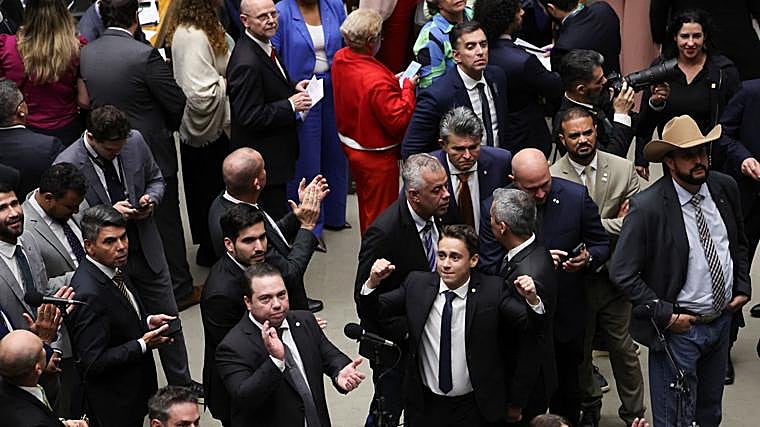 Lawmakers supporting Bolsonaro celebrate law approval