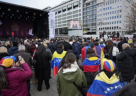Imagen secundaria 1 - La madre de la premiada, Corina Parisca, así como numerosos venezolanos dentro y fuera del salón, siguieron con emoción la ceremonia, a la que asistieron los Príncipes Haakon y Mette-Marit
