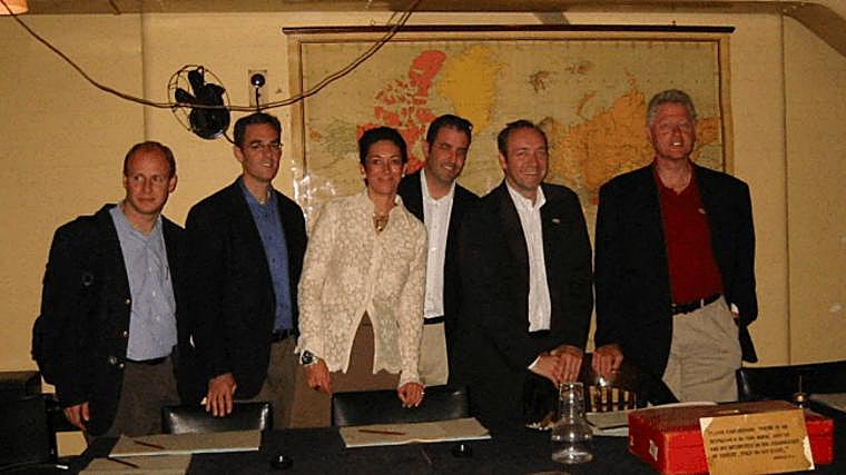 In the center, Ghislaine Maxwell. On the right, Bill Clinton and on the left, Kevin Spacey.