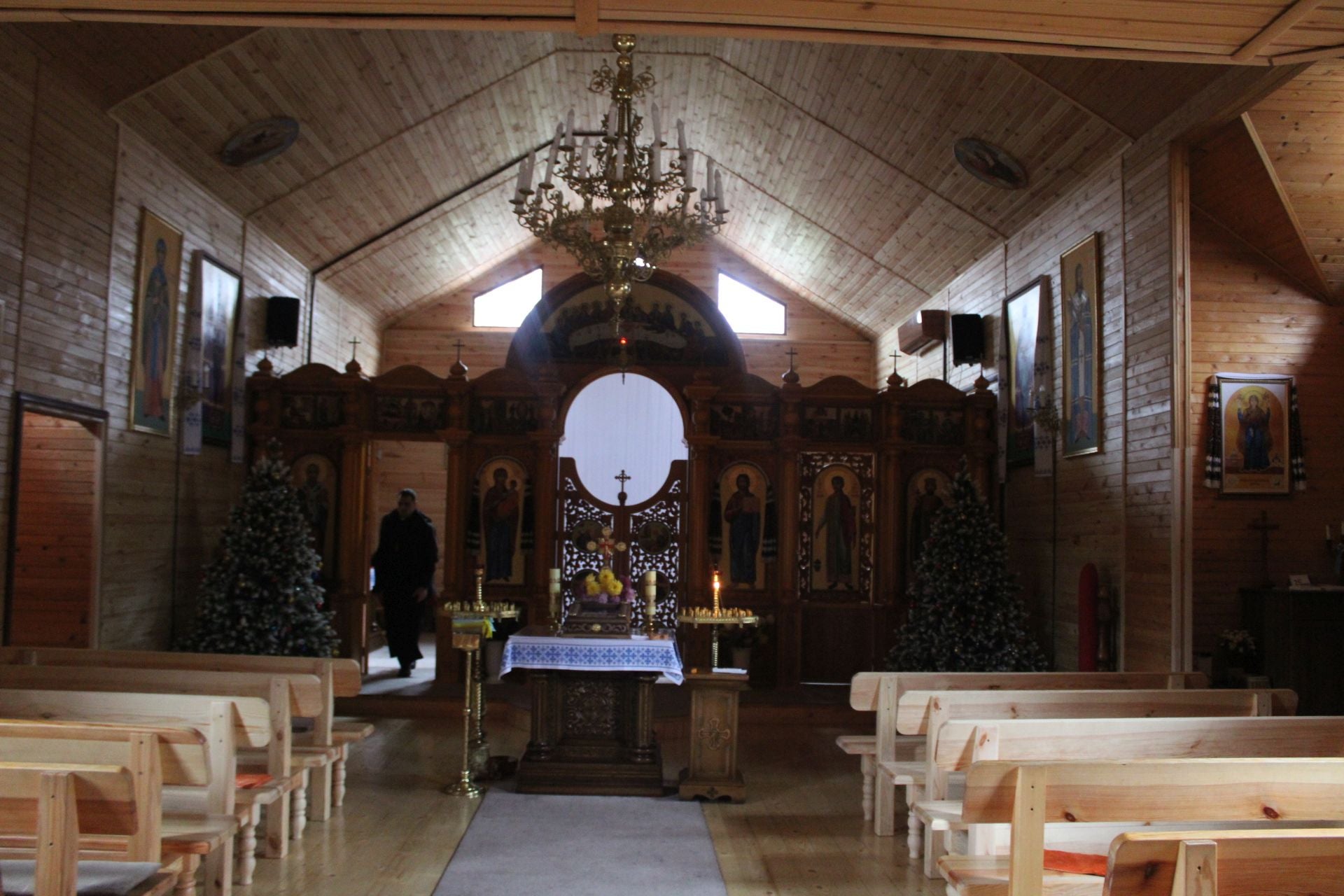 Imagen secundaria 1 - Arriba, el padre Oleksander y su Renault blanco; abajo a la izquierda, la capilla de San Volodímir; al lado, imagen un ataque de dron de Rusia en Zaporiyia