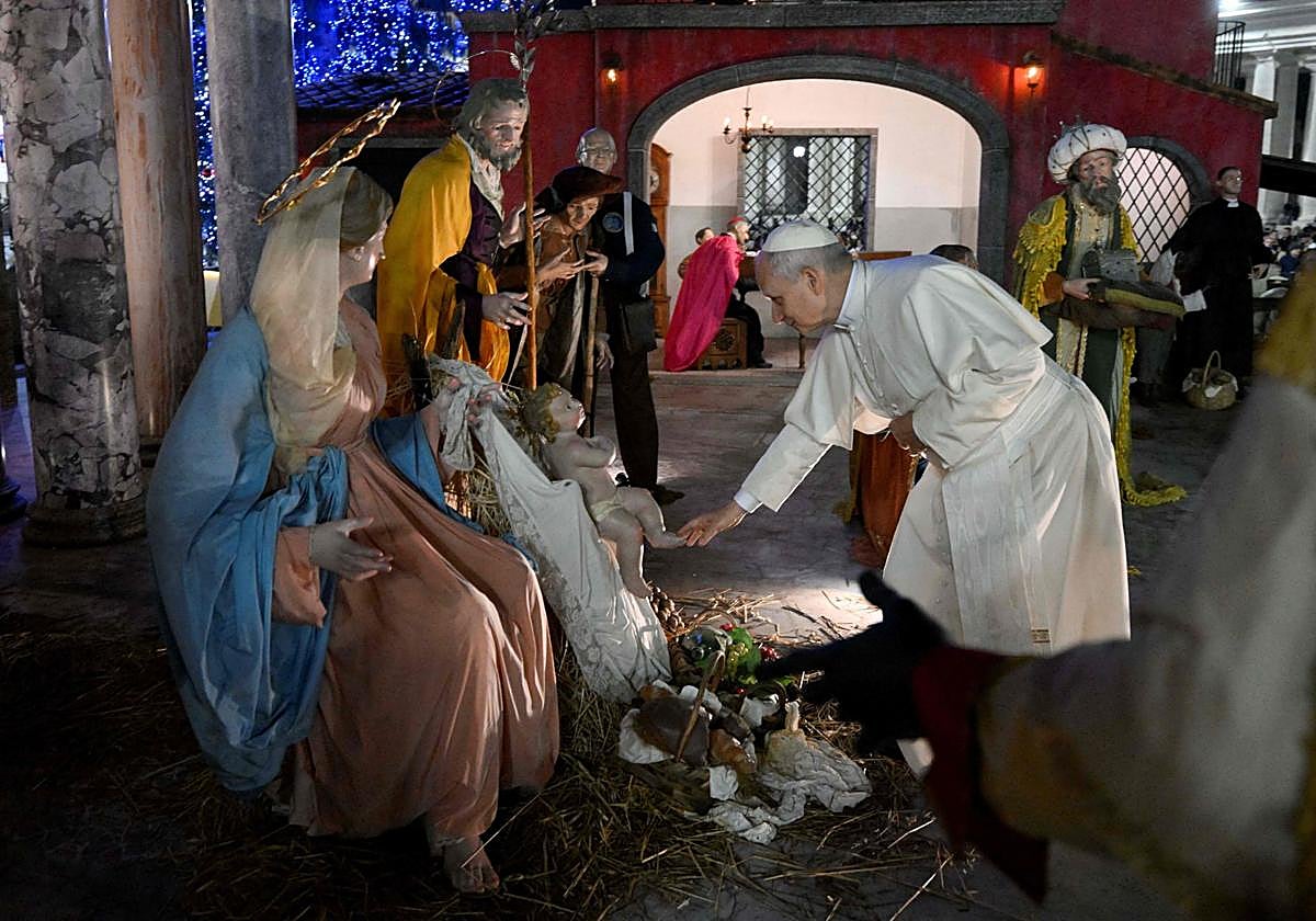 El Papa León XIV visita el nacimiento monumental en la plaza de San Pedro