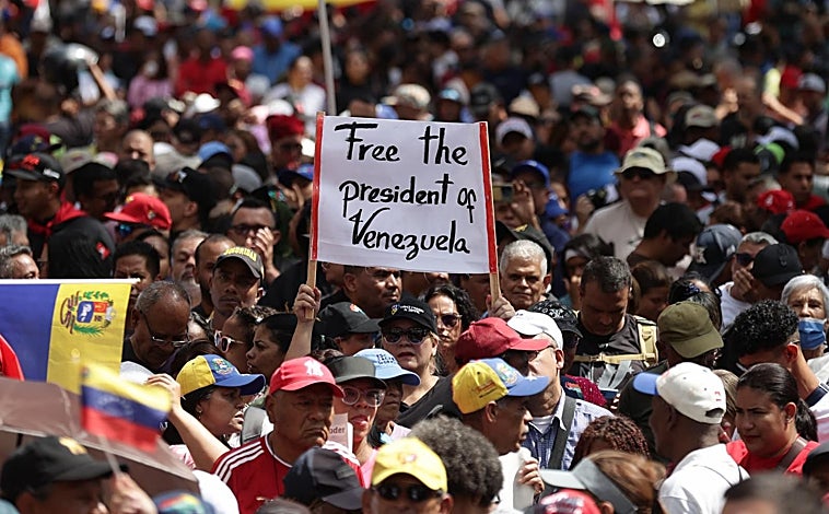 Imagen principal - El chavismo ha sacado este domingo a la calle a sus seguidores para hacer una demostración de fuerza y pedir la liberación de Maduro, pero las proclamas no se han cantado con tanto convencimiento y algunos de los asistentes no han ocultado sus sospechas sobre la traición dentro del régimen que ha permitido su captura por parte de EE.UU.