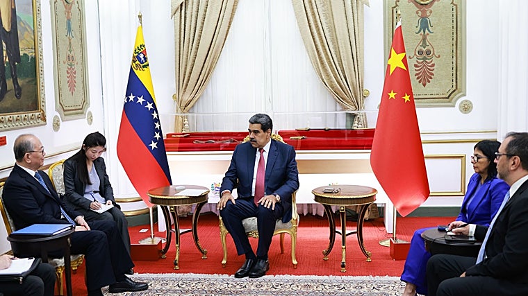 Nicolás Maduro, en una reunión con el enviado especial de china, Qiu Xiaoqi, este viernes 2 de enero, en Caracas
