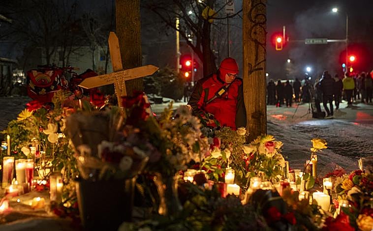 Imagen principal - Mineápolis, donde también murió George Floyd en 2021, vuelve a ser el centro de las protestas por la política migratoria de Trump, que se han extendido a otras ciudades