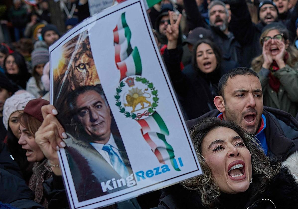 Reza Pahlaví, el hijo del último sah de Irán que reclaman los manifestantes para sustituir al régimen Ayatolá