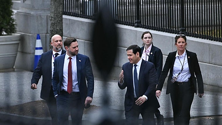 Vance y Rubio salen del Edificio Eisenhower de la Casa Blanca tras su encuentro con los representantes daneses