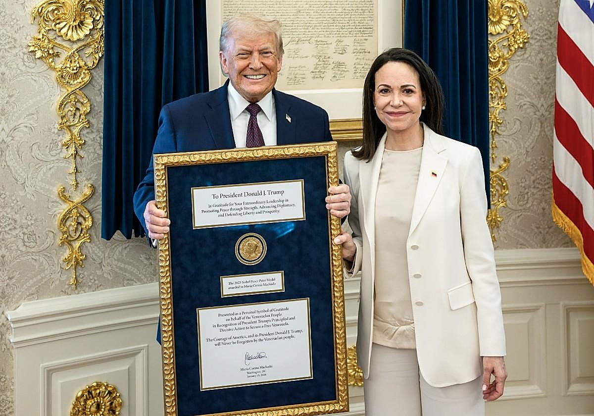 Trump y María Corina Machado posan con la medalla del Nobel de la Paz