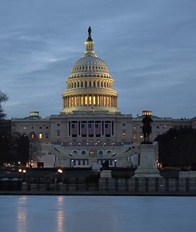 Imagem Secundária 2. Acima: J.D. Vance, em março de 2025, na base militar norte-americana de Pituffik, na Groenlândia, território que Trump pretende anexar ou comprar; abaixo, um memorial comemorando a morte de uma mulher, Renee Goode, como agente de imigração em Minneapolis; à direita: A Casa Branca, há um ano. Em 20 de janeiro de 2025, começou o segundo mandato presidencial de Donald Trump nos Estados Unidos.