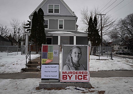 Imagem Secundária 1. Acima: J.D. Vance, em março de 2025, na base militar norte-americana de Pituffik, na Groenlândia, território que Trump pretende anexar ou comprar; abaixo, um memorial comemorando a morte de uma mulher, Renee Goode, como agente de imigração em Minneapolis; à direita: A Casa Branca, há um ano. Em 20 de janeiro de 2025, começou o segundo mandato presidencial de Donald Trump nos Estados Unidos.