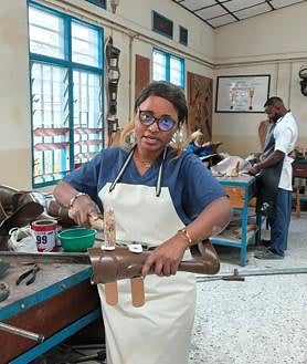 Imagen secundaria 2 - Wivine Kavira Mukata trabaja sus prótesis en su taller en Goma (RDC)
