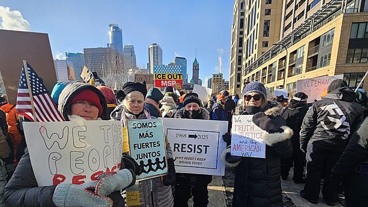 Dezenas de milhares desafiam Trump e o frio em Minneapolis