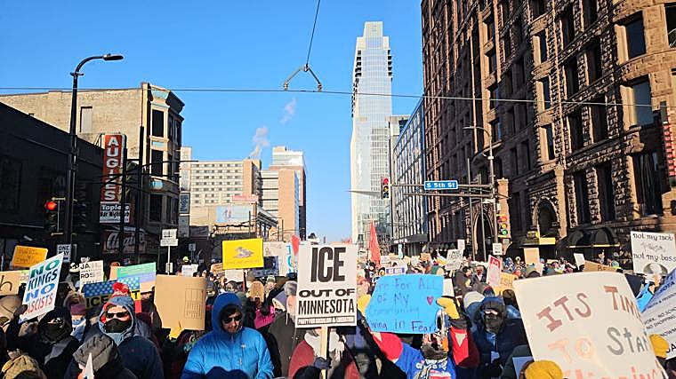 Dezenas de milhares desafiam Trump e o frio em Minneapolis