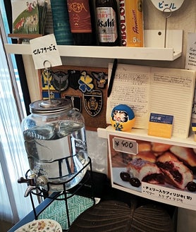 Imagen secundaria 2 - Arriba, Igor Ievtushuk, vicepresidente de la ONG Kraiany, que agrupa a la comunidad ucraniana en Japón. Abajo a la izquierda, los vecinos japoneses del barrio residencial de Nishikubo toman algo en el Café Kraiany. A la derecha, la carta del Café Kraiany ofrece comida típica ucraniana.