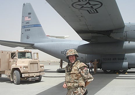 Imagen secundaria 1 - A Gerth Sloth Berthelsen (en la primera foto), de madre danesa y cuyo padre fue el primer groenlandés en unirse al Ejército de Dinamarca, no solo le indigna el menosprecio de Trump a sus misiones en Afganistán e Irak, sino también la reclamación sobre su isla. Soren Knudsen (en la segunda y tercera foto) estuvo destinado en Afganistán en 2006 y 2012 y fue condecorado por Estados Unidos, pero ahora reniega de dichos honores