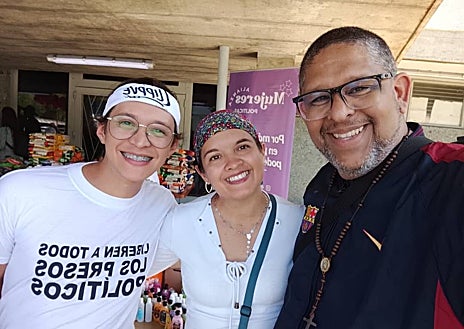 Imagem Secundária 1. A primeira imagem mostra Marha Kambero, esposa de Nickmer Evans, repórter libertado em 14 de janeiro, junto com 19 jornalistas detidos. Na segunda está o liberto Angel Godoy (à direita) com sua esposa Adriana Briceño (centro). Praça do Reitor da Universidade Central da Venezuela - local de encontro exigindo a libertação de presos políticos (última foto)