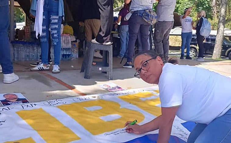 Imagen principal - En la primera imagen, Marha Cambero, esposa de Nicmer Evans, un reportero que fue liberado en la ronda del 14 de enero junto a los 19 periodistas detenidos. En la segunda, el liberado Ángel Godoy (a la derecha), junto a su mujer, Adriana Briceño (centro). La Plaza del Rectorado de la Universidad Central de Venezuela es el punto de reunión para reclamar la excarcelación de los presos políticos (última foto)