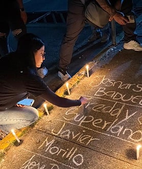 Imagem Secundária 2: A primeira imagem mostra Marha Kambero, esposa de Nickmer Evans, repórter que foi libertado na rodada de 14 de janeiro junto com 19 jornalistas detidos. Na segunda está o liberto Angel Godoy (à direita) com sua esposa Adriana Briceño (centro). Praça do Reitor da Universidade Central da Venezuela - local de encontro exigindo a libertação de presos políticos (última foto)