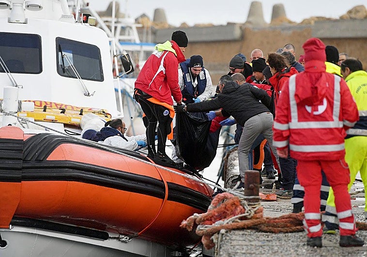 At least 53 migrants missing after a shipwreck off the Libyan coast