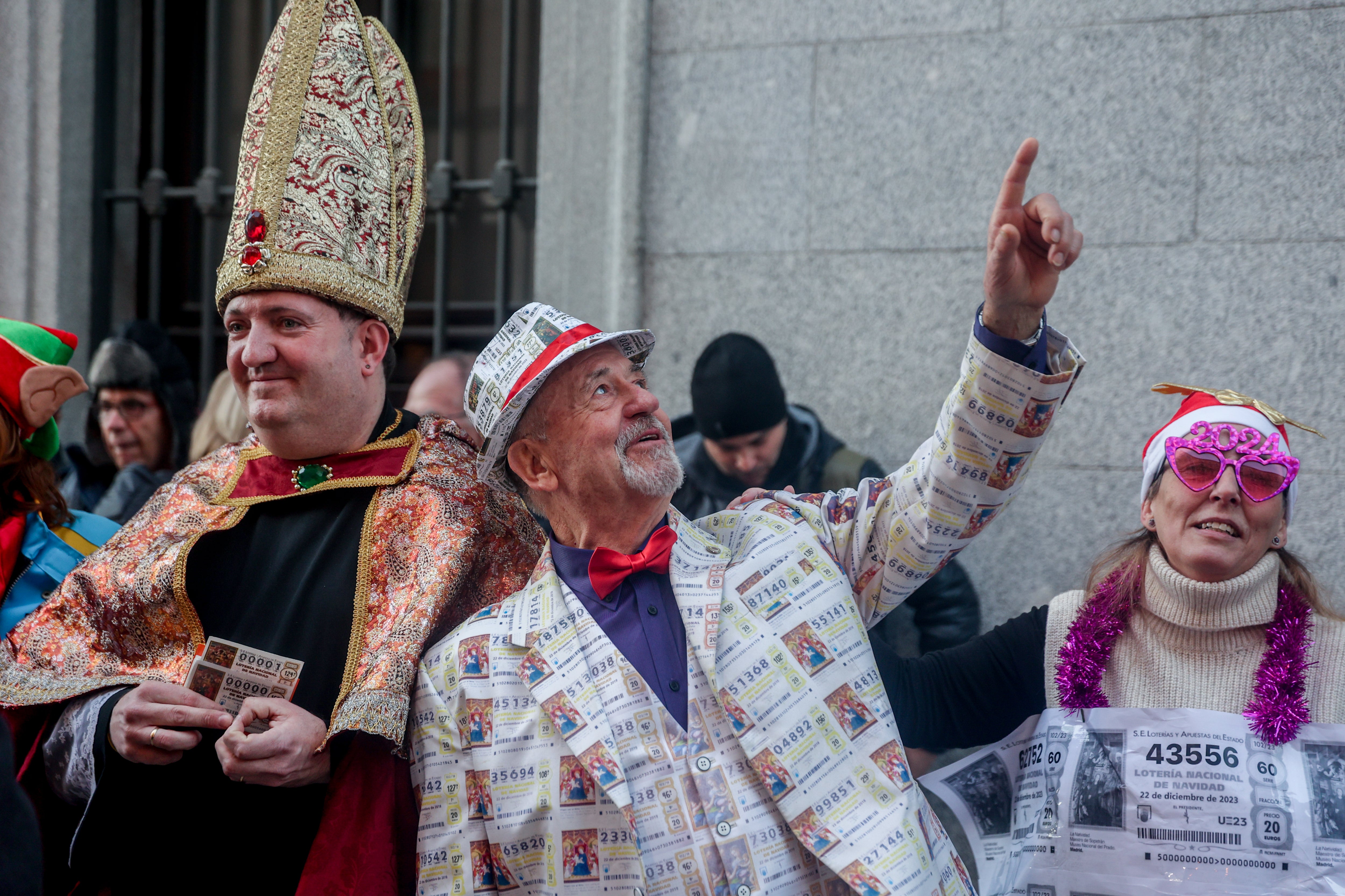 Asistentes al Teatro Real hacen cola el día de antes del Sorteo de Navidad.