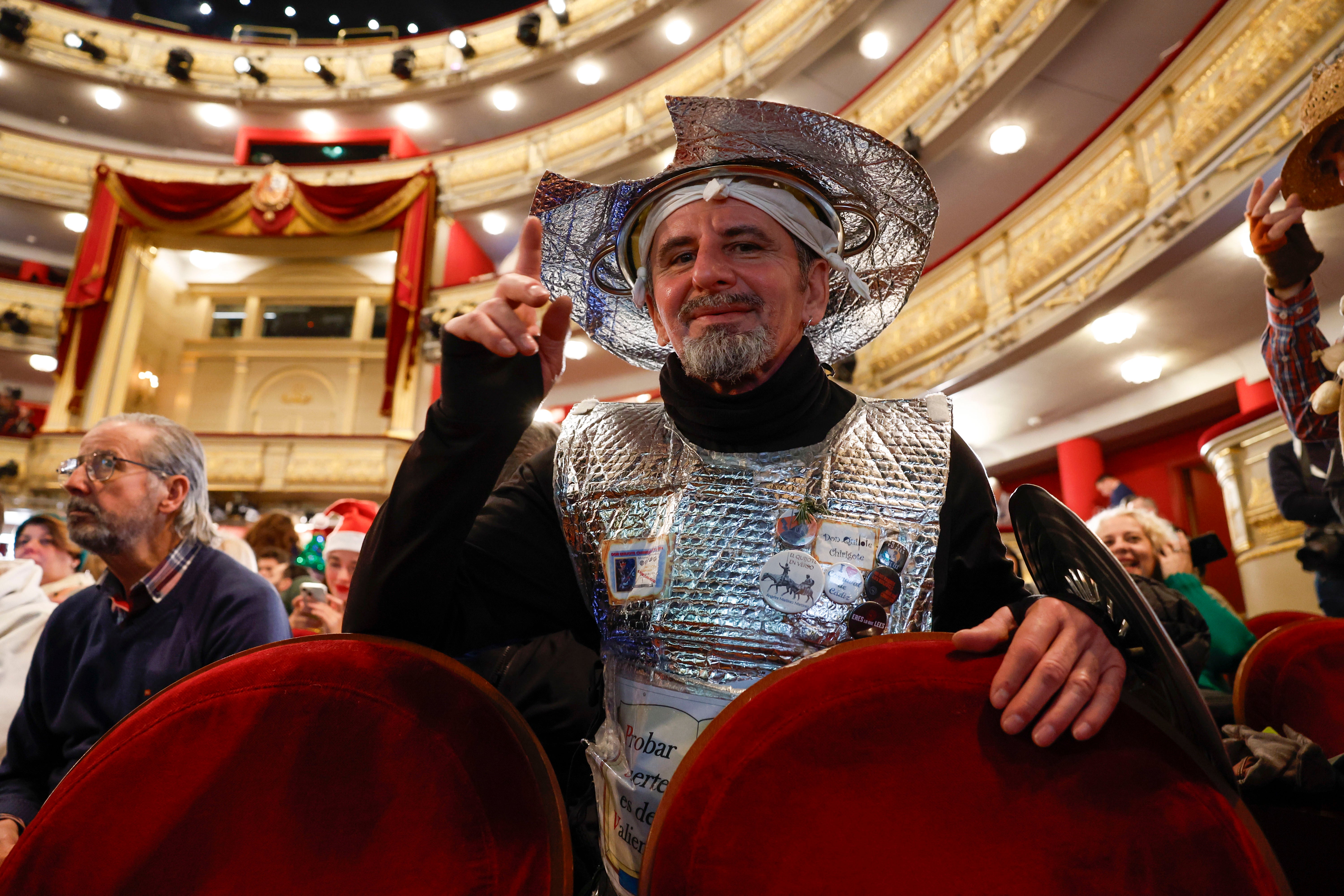 Un hombre vestido de Don Quijote en el interior del Teatro Real.