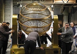 Los bombos y el resto de elementos del Sorteo Extraordinario de Navidad 2024 ya están en el Teatro Real Madrid