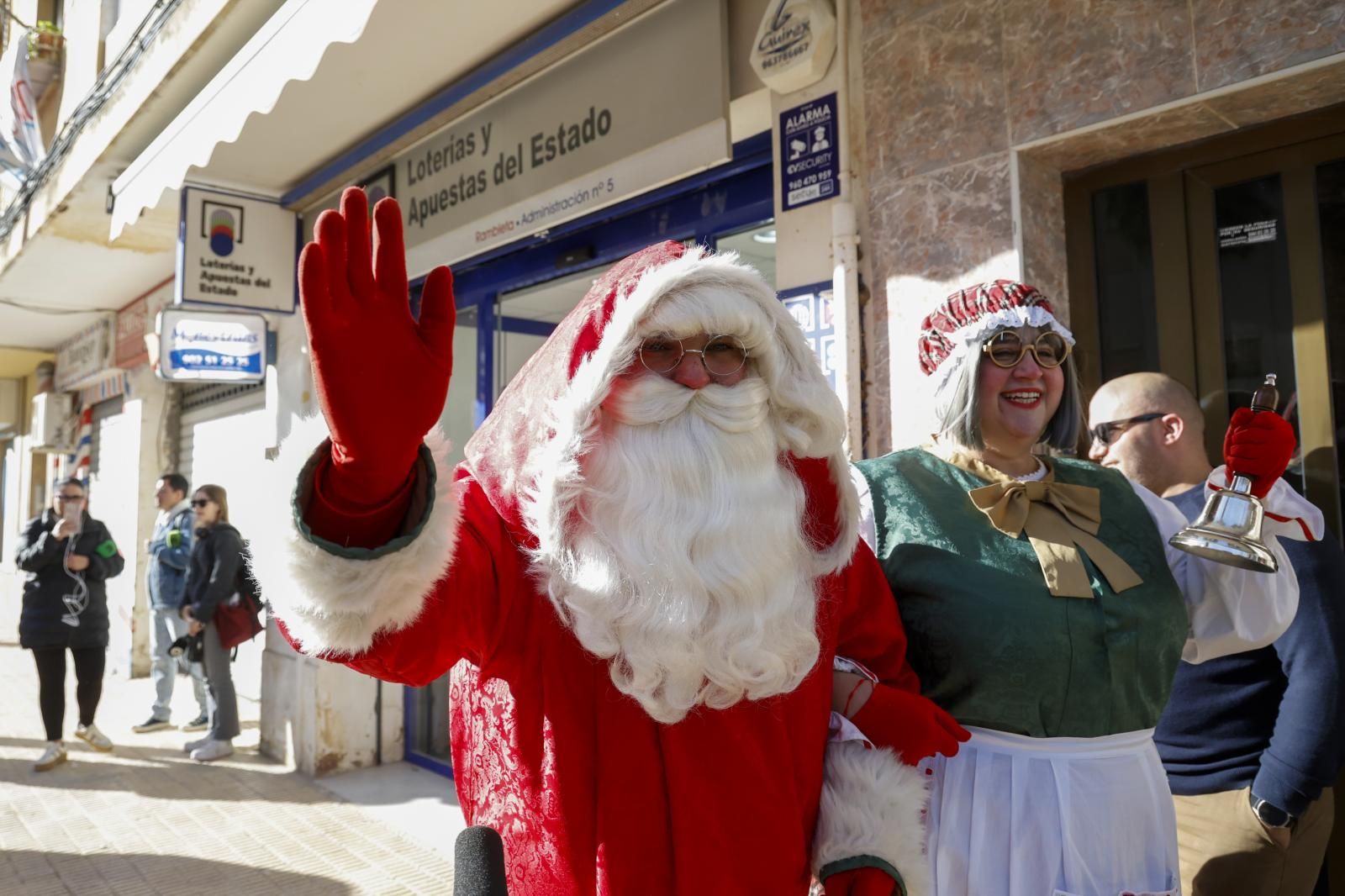 Un hombre vestido de Santa Clus participa en la celebración del premio que ha caído en Catarroja