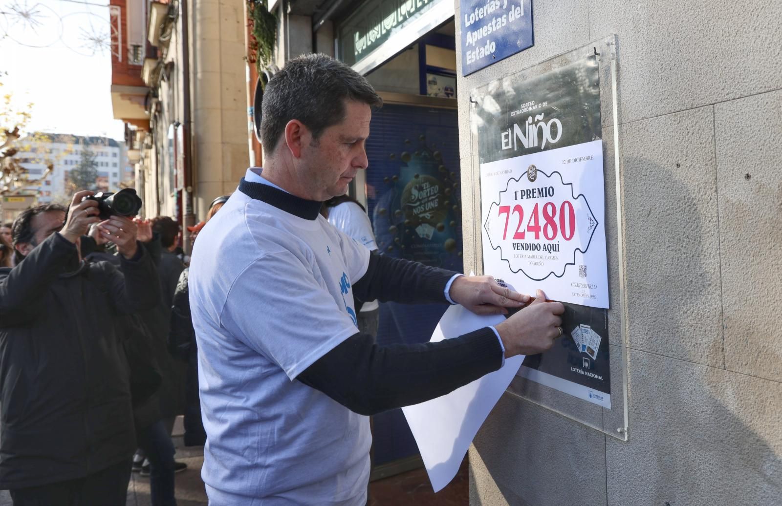 El propietario de la administración número 6 de Logroño coloca un cartel en la puerta de la administración que ha repartido íntegramente El Gordo