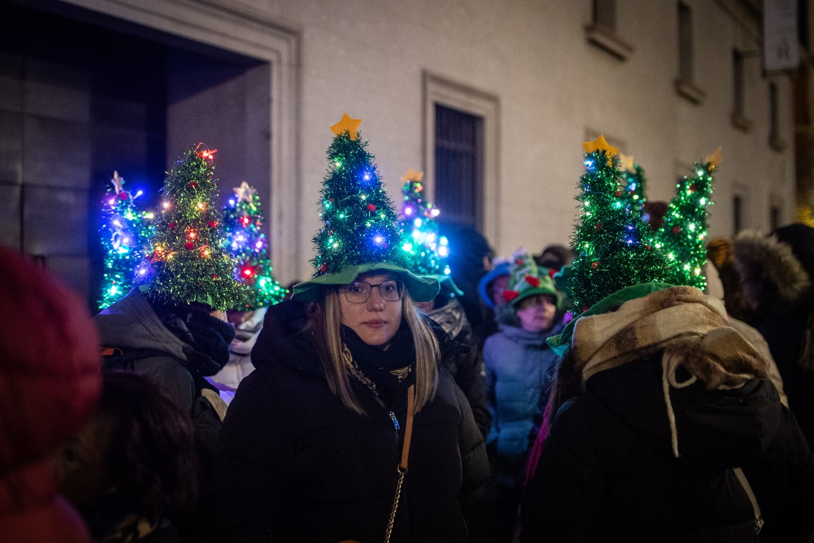 Los atuendos navideños han sido un imprescindible para todos aquellos que se han acercado hasta las inmediaciones del Teatro Real para vivir en directo uno de los momentos más especiales del año.