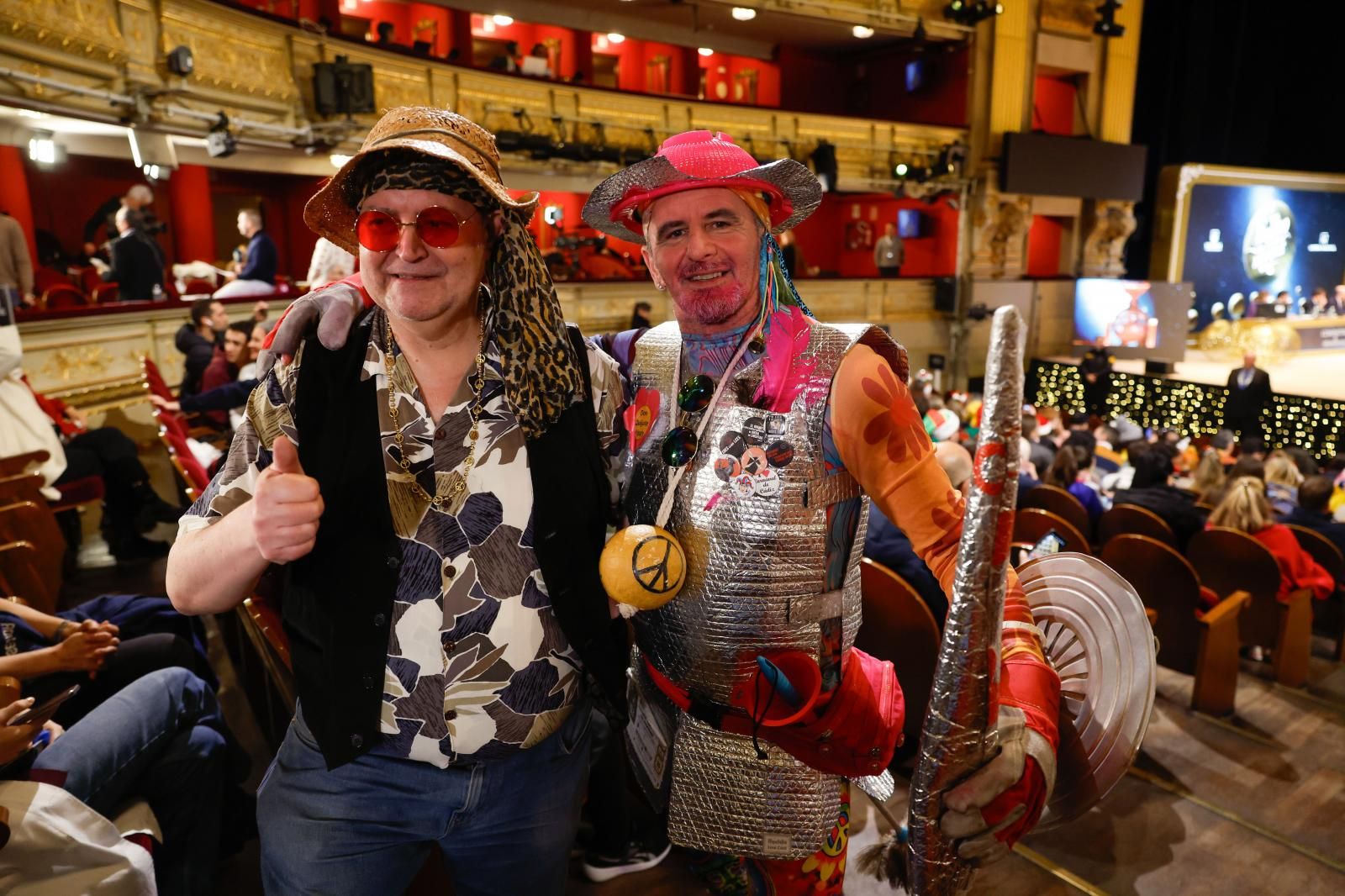 El 'frikismo' es la nota más destacada entre los asistentes al sorteo extraordinario.