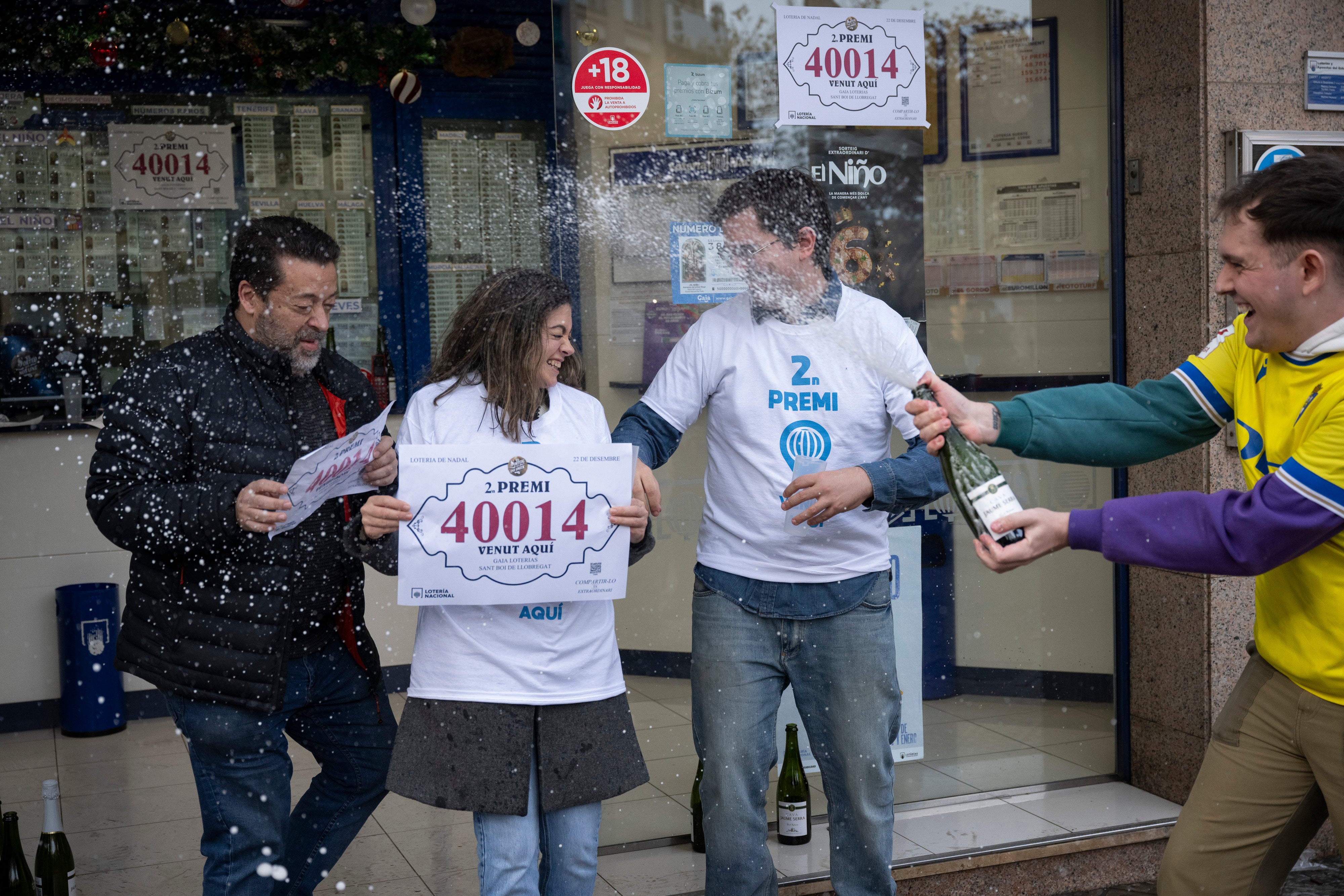 Una mujer, comprando un décimo en una imagen de archivo