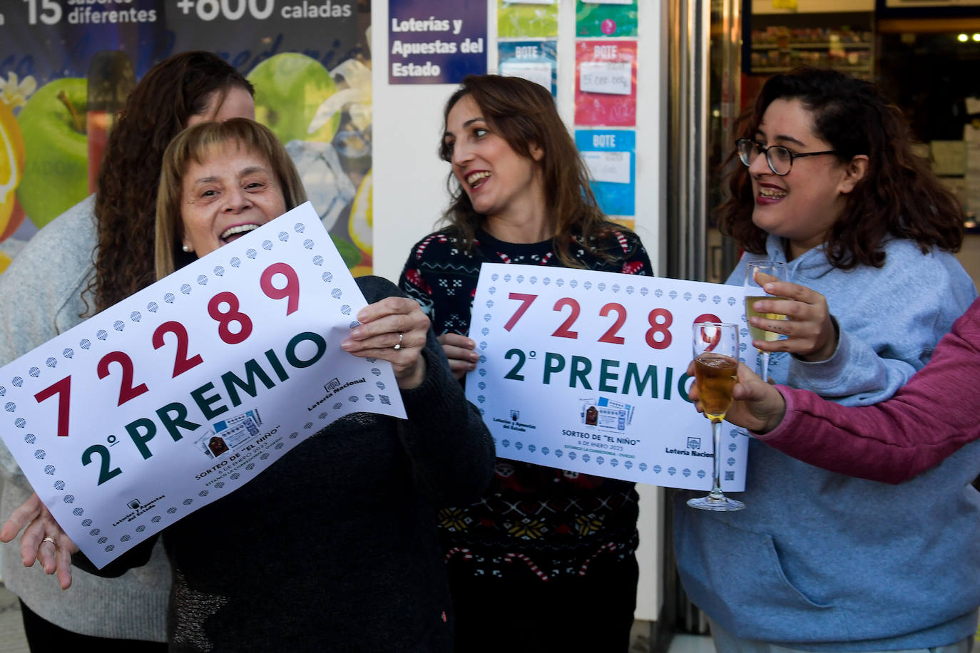 Celebración en una administración de La Corredoria, en Oviedo, después de que se supiera que este establecimiento ha vendido parte del segundo premio de la lotería de 'El Niño'