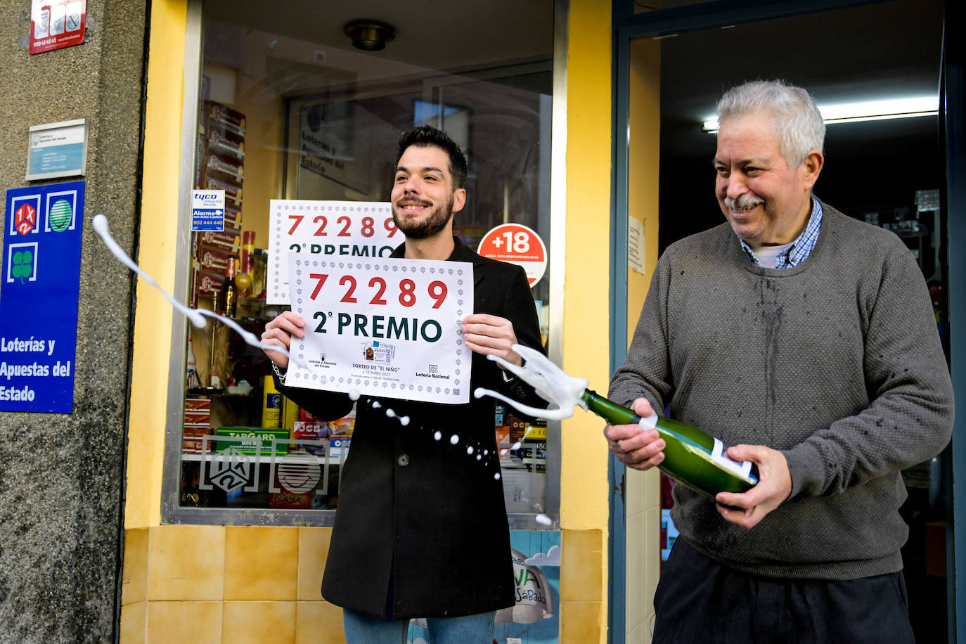 Celebración en el despacho mixto de la calle Esperanza 9 de Ciudad Real después de que se supiera que este establecimiento ha vendido parte del segundo premio de la lotería de 'El Niño'
