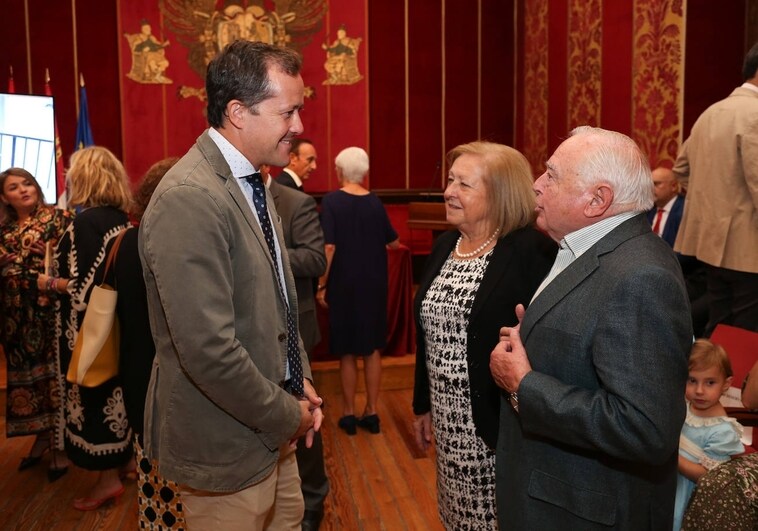 El alcalde, Carlos Velázquez, con su familia