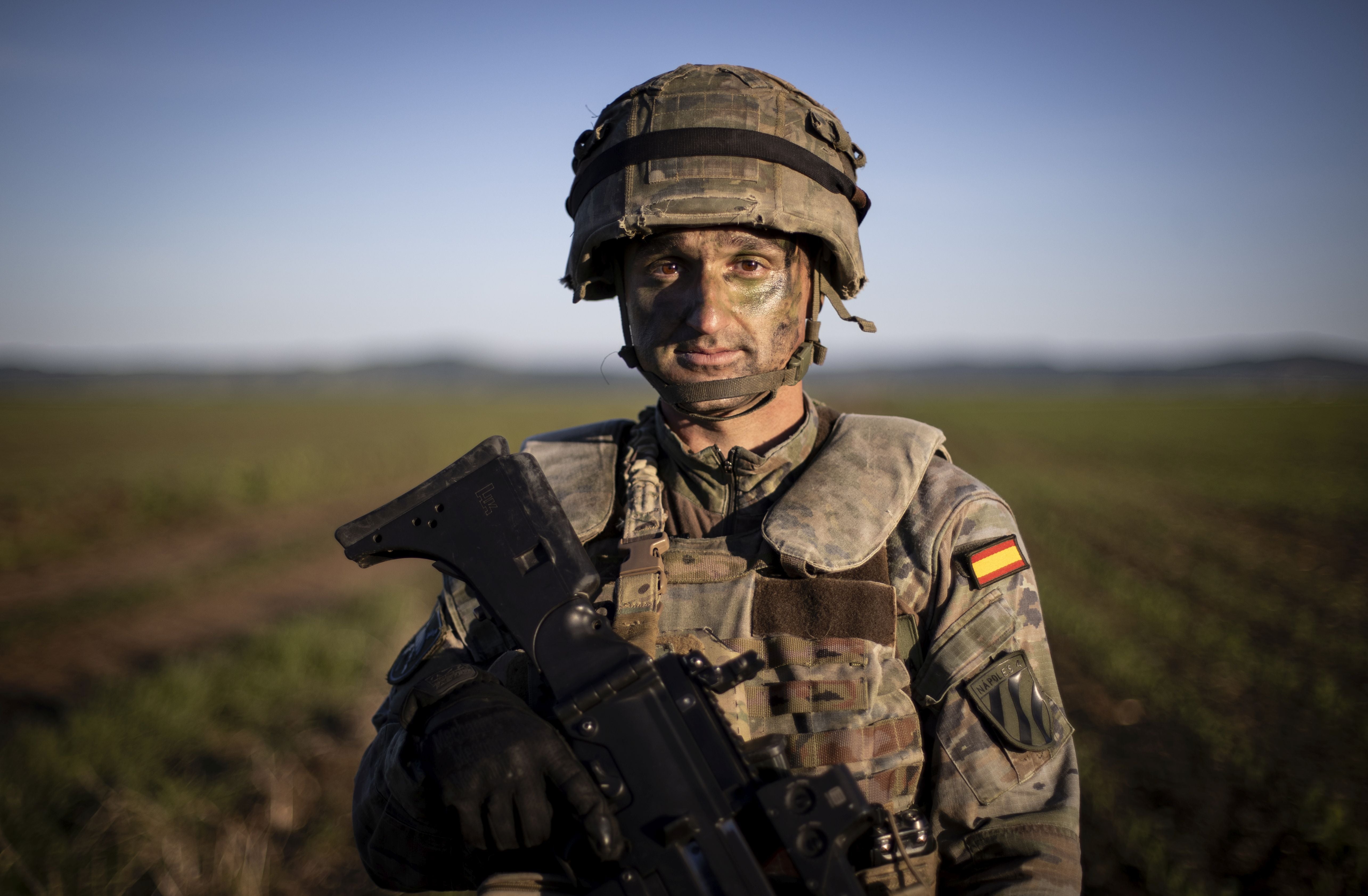 El paracaidista español Joaquín González Tapia durante los ejercicios