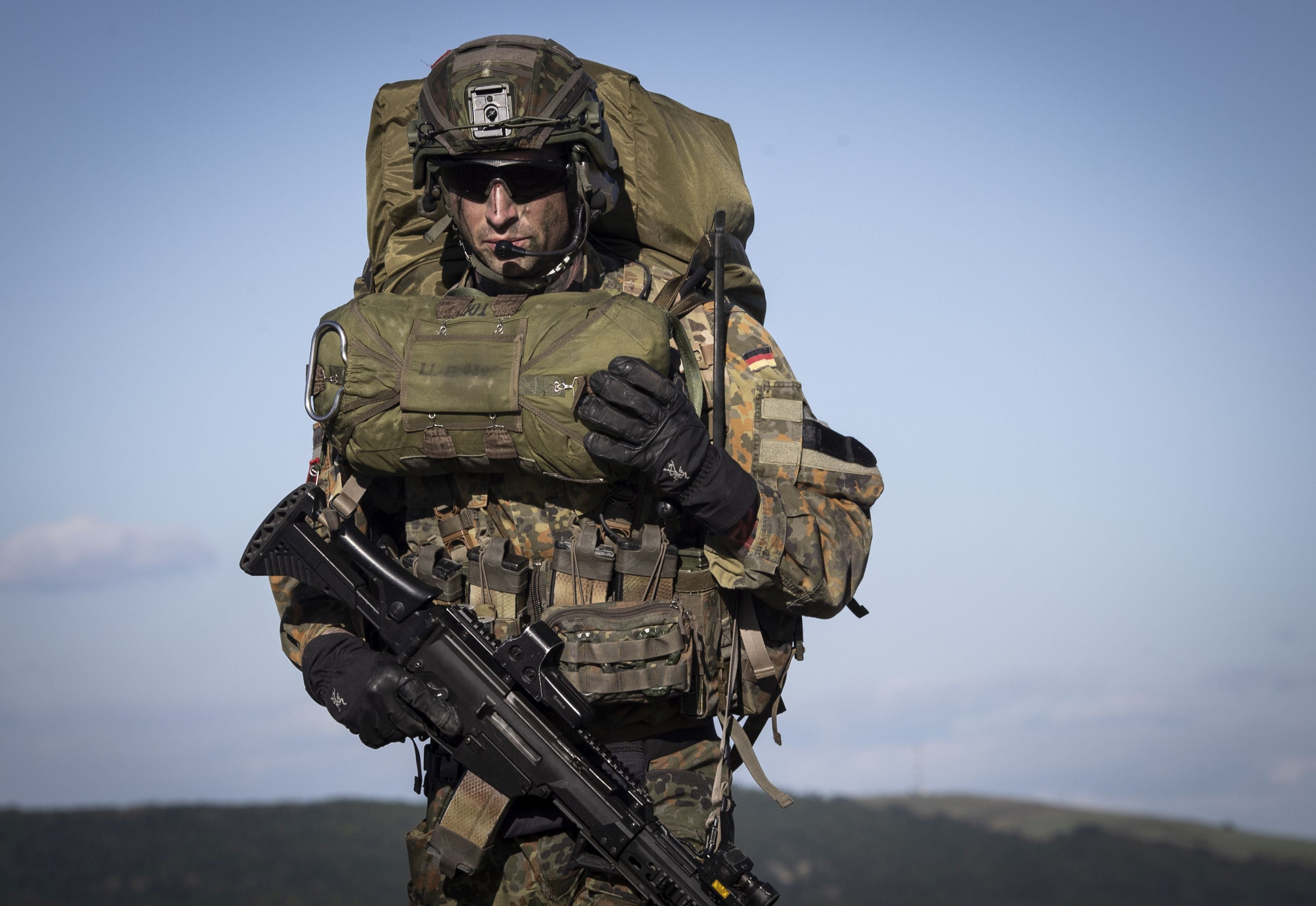 Un paracaidista alemán tras saltar del avión para realizar la misión dentro de las maniobras de la OTAN Swift Response