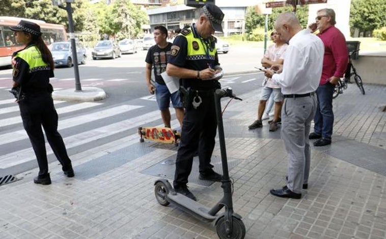 Si usas el móvil en bici o patinete también te llevas una multa