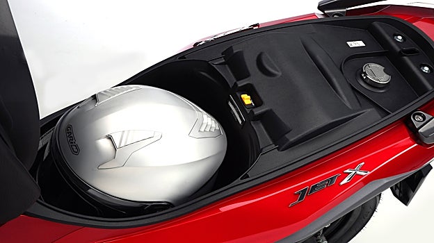 Capacidad para un casco integral bajo asiento