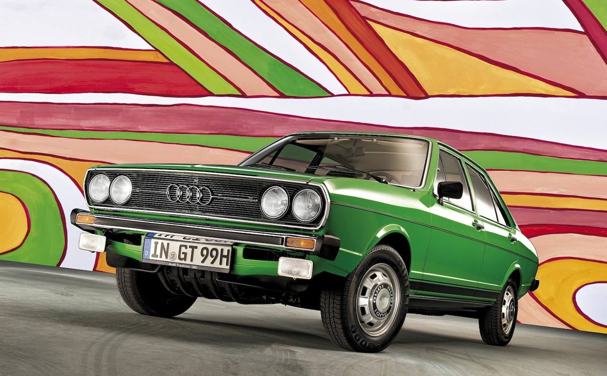 El diseñador Hartmut Warkuss contribuye a dar forma a la carrocería del primer Audi 80