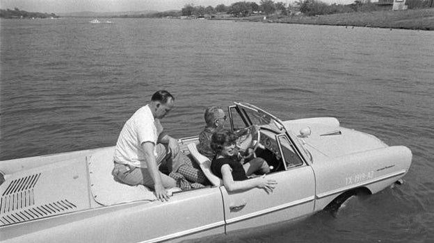 El presidente Johnson a bordo de su coche anfibio