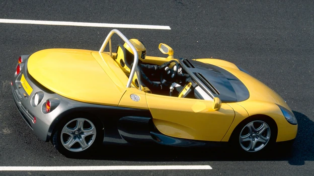 A pure roadster, with two seats and without a hood in its first version