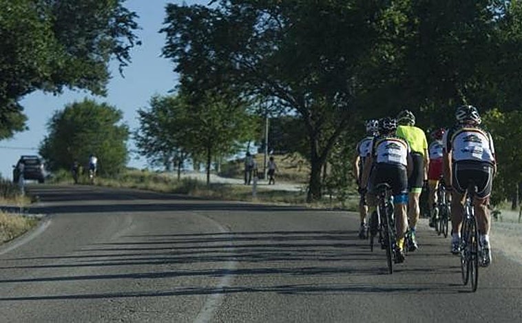 La Guardia Civil avisa cuándo está prohibido adelantar a un ciclista