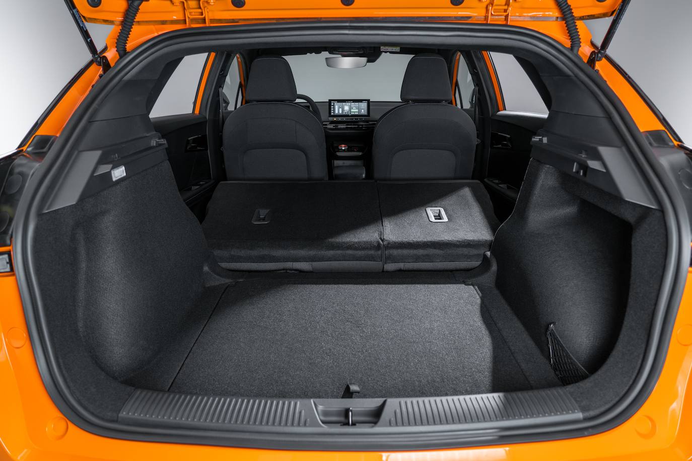 Con una longitud de 4.287 mm, una anchura de 1.836 mm y una altura de tan sólo 1.504 mm, este hatchback de cinco puertas encaja a la perfección en el panorama de su segmento