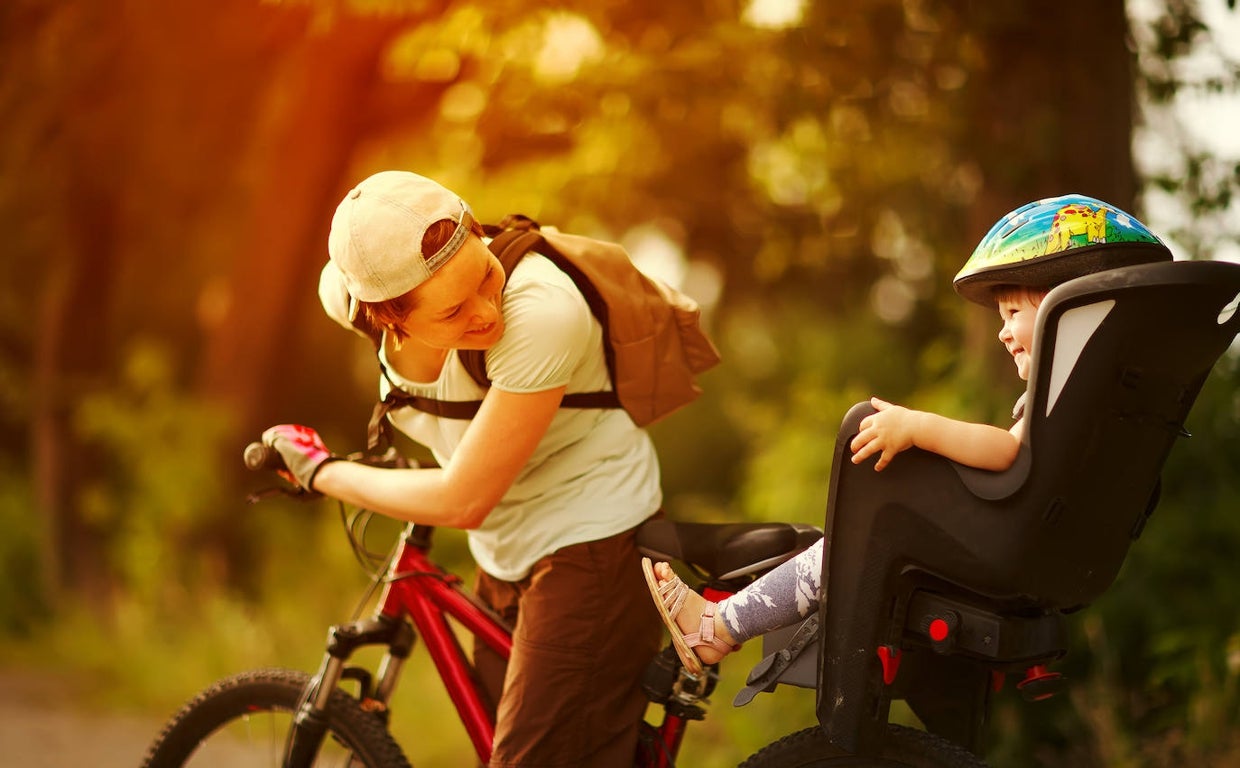 Un adulto puede llevar a un menor de hasta 7 años como pasajero en un asiento homologado