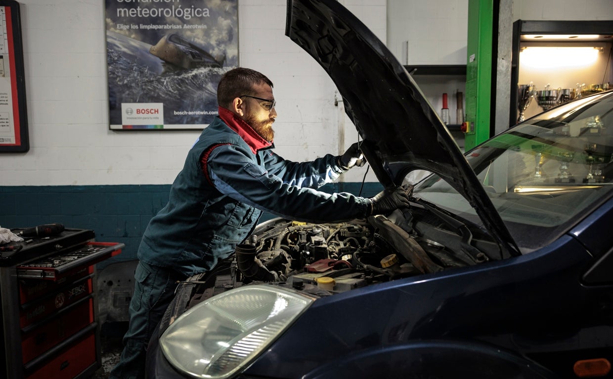 Un mecánico trabajando en un taller