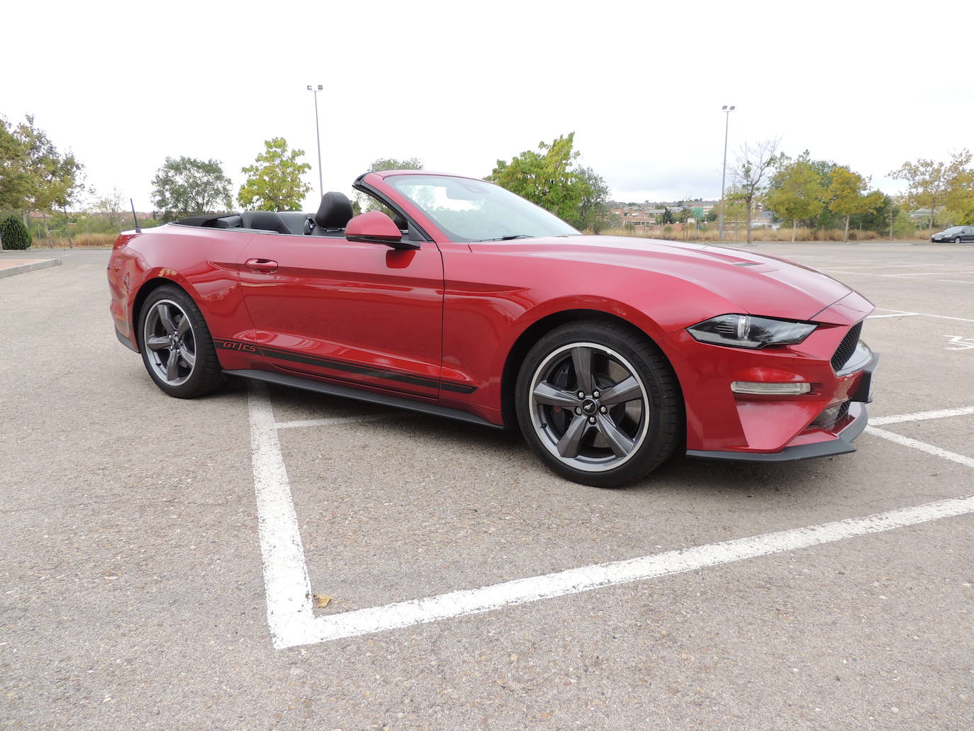 Las franjas, que incorporan los logotipos GT/CS, se extienden desde las aletas delanteras hasta las traseras y presentan una inscripción oculta "California Special" que es casi invisible en condiciones de poca luz, pero que se hace mucho más prominente con una luz solar más intensa